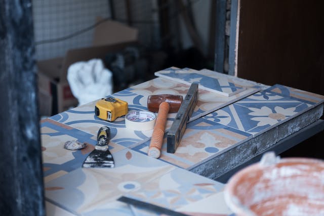 La société Duplouy, qui excelle en tant que carreleur à Saint Quentin, est prête à vous accompagner dans la réalisation de vos projets, que ce soit pour la pose de carreaux, de faïences ou la création de terrasses.